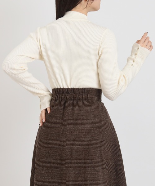 TRUDEA（トルディア）の「袖ボタンリブニット（ニット/セーター・レディース・アイボリー/ブラック/ワイン・MEDIUM）」の15枚目の写真