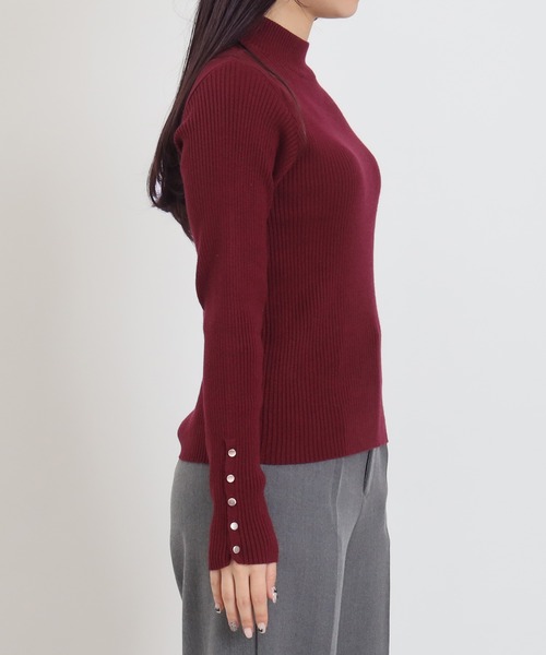 TRUDEA（トルディア）の「袖ボタンリブニット（ニット/セーター・レディース・アイボリー/ブラック/ワイン・MEDIUM）」の7枚目の写真
