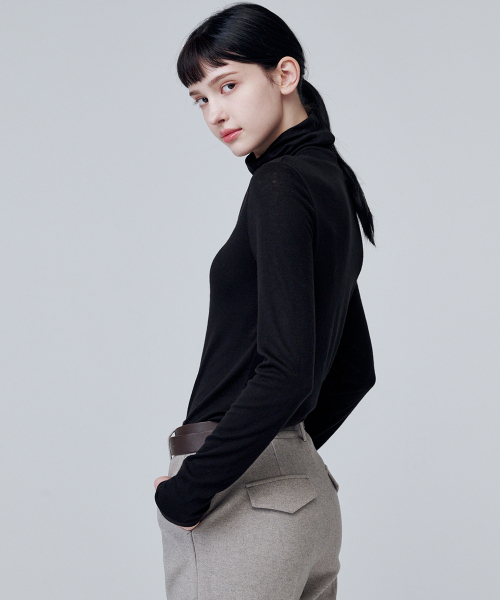 MALOUPE(マロップ)の「5101 ウールブレンドロータートルネックTシャツ (ブラック)(Tシャツ/カットソー・レディース・ブラック・FREE)」の2枚目の写真