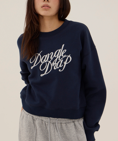 DANGLEDROP(ダングルドロップ)の「DGDPレタリング刺繍クロップスウェット_ネイビー(スウェット・レディース・その他・SMALL/MEDIUM)」の1枚目の写真