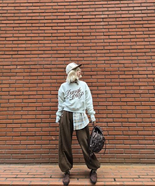 DANGLEDROP(ダングルドロップ)の「DGDPレタリング刺繍クロップスウェット_ネイビー(スウェット・レディース・その他・SMALL/MEDIUM)」の6枚目の写真