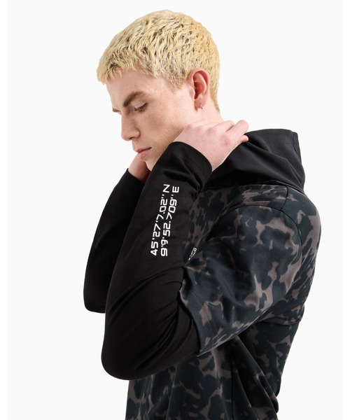 EMPORIO ARMANI EA7(エンポリオアルマーニイーエーセブン)の「<オンライン限定>【エンポリオ アルマーニ EA7】Visibility フード付きスウェットシャツ コットン(Tシャツ/カットソー・メンズ・グレー系・LARGE/MEDIUM/SMALL/X-LARGE/XX-LARGE)」の4枚目の写真