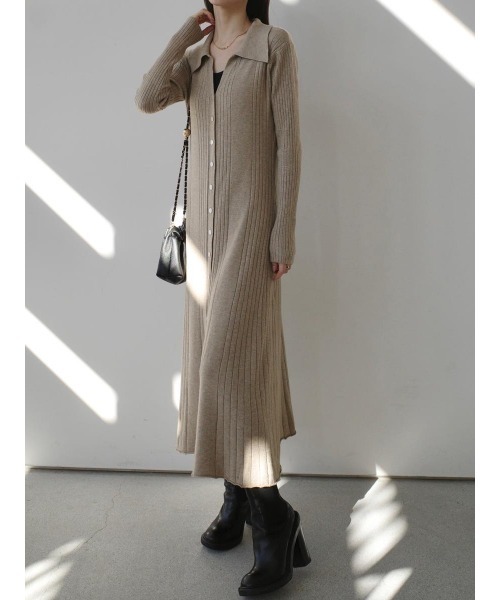 amel(エイメル)の「ボタンラインポロネックニットドレス / ベージュ(ワンピース・レディース・ベージュ・FREE)」の4枚目の写真