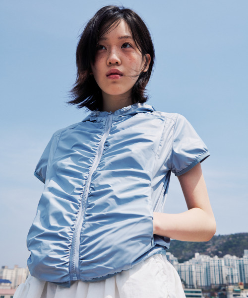 ITZAVIBE(イッザバイブ)の「SHIRRED WINDBREAKER - SKY BLUE(ナイロンジャケット・レディース・その他・ONE SIZE)」の1枚目の写真
