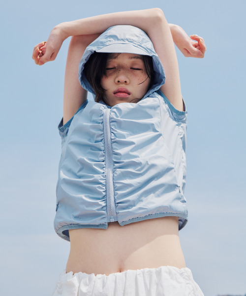 ITZAVIBE(イッザバイブ)の「SHIRRED WINDBREAKER - SKY BLUE(ナイロンジャケット・レディース・その他・ONE SIZE)」の2枚目の写真