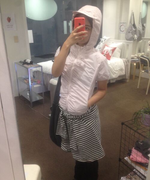 ITZAVIBE(イッザバイブ)の「SHIRRED WINDBREAKER - SKY BLUE(ナイロンジャケット・レディース・その他・ONE SIZE)」の4枚目の写真