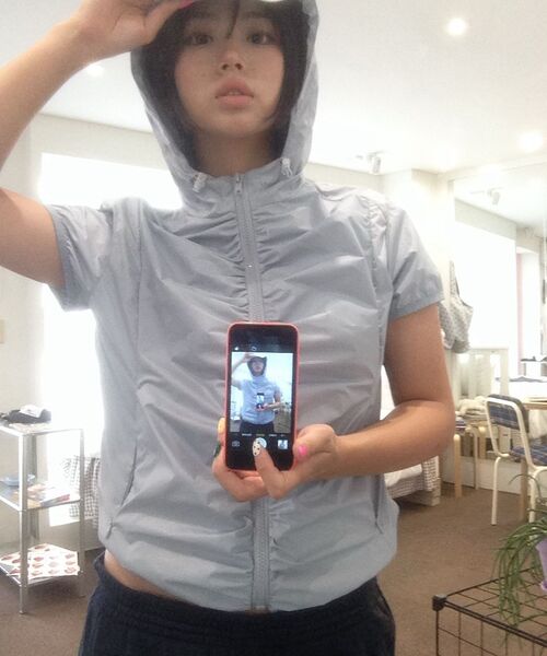 ITZAVIBE(イッザバイブ)の「SHIRRED WINDBREAKER - SKY BLUE(ナイロンジャケット・レディース・その他・ONE SIZE)」の5枚目の写真