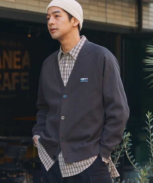 THE CRAFT CREW PRODUCTS（ザクラフトクループロダクツ）の「【UNNOTICEシリーズ】ドライワッフル リラックスフィット ラグランスリーブ カーディガン / 抗菌防臭・UVカット・マシンウォッシャブル【THE CRAFT CREW PRODUCTS】（カーディガン/ボレロ・メンズ・ブラック/グレイッシュベージュ/アッシュグレー/ダークブラウン/ダークネイビー/チャコール・S/M/L）」の4枚目の写真