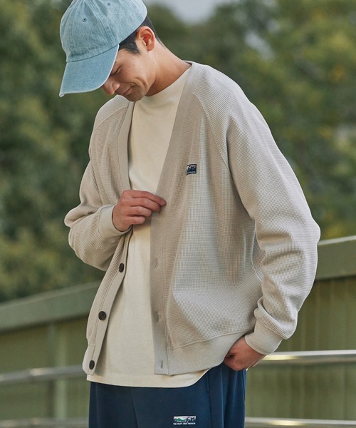 THE CRAFT CREW PRODUCTS（ザクラフトクループロダクツ）の「【UNNOTICEシリーズ】ドライワッフル リラックスフィット ラグランスリーブ カーディガン / 抗菌防臭・UVカット・マシンウォッシャブル【THE CRAFT CREW PRODUCTS】（カーディガン/ボレロ・メンズ・ブラック/グレイッシュベージュ/アッシュグレー/ダークブラウン/ダークネイビー/チャコール・S/M/L）」の5枚目の写真