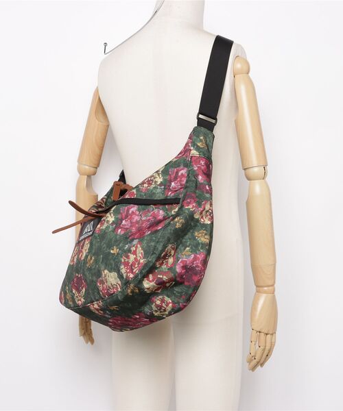 GREGORY（グレゴリー）の「サッチェルL SATCHEL L ボタニカルタペストリー（ショルダーバッグ・メンズ・レッド系その他・ONE SIZE）」の2枚目の写真