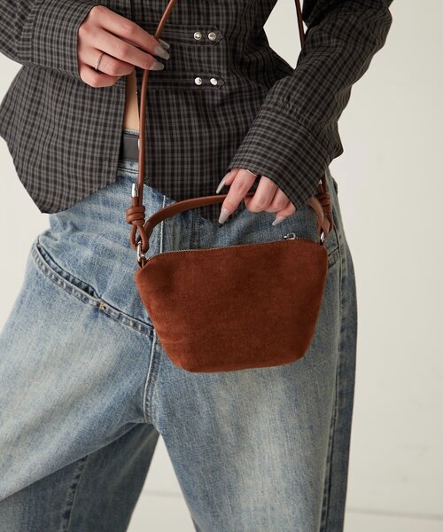 WHO'S WHO gallery(フーズフーギャラリー)の「【WEB限定】2WAYスウェードバッグ(ショルダーバッグ・レディース・ブラウン/イエロー/ブラック・FREE)」の2枚目の写真