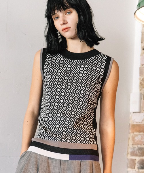 AULA AILA（アウラアイラ）の「2WAYジャガードスリーブレスニット（ベスト・レディース・レッド/ブルー/パープル/ブラック・0）」の2枚目の写真