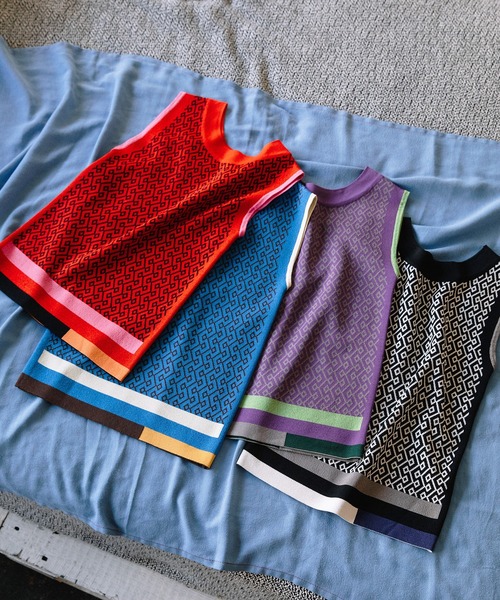 AULA AILA（アウラアイラ）の「2WAYジャガードスリーブレスニット（ベスト・レディース・レッド/ブルー/パープル/ブラック・0）」の8枚目の写真