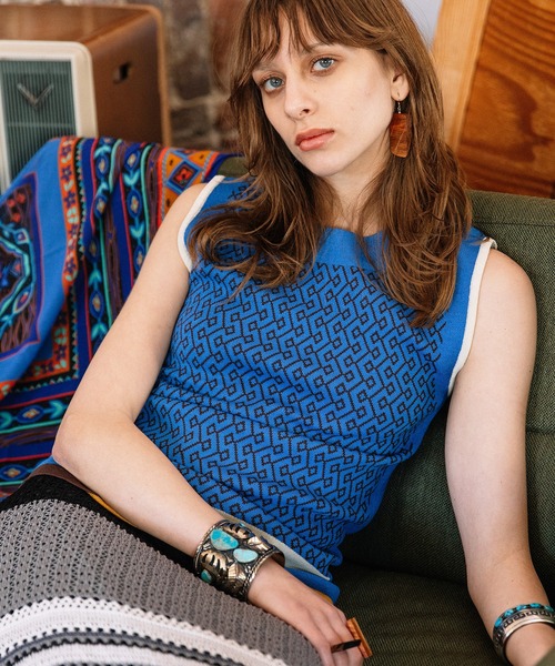 AULA AILA（アウラアイラ）の「2WAYジャガードスリーブレスニット（ベスト・レディース・レッド/ブルー/パープル/ブラック・0）」の9枚目の写真