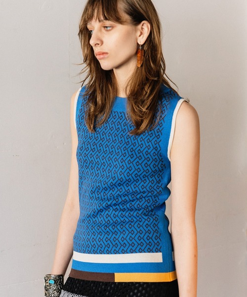 AULA AILA（アウラアイラ）の「2WAYジャガードスリーブレスニット（ベスト・レディース・レッド/ブルー/パープル/ブラック・0）」の11枚目の写真