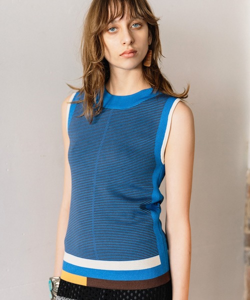 AULA AILA（アウラアイラ）の「2WAYジャガードスリーブレスニット（ベスト・レディース・レッド/ブルー/パープル/ブラック・0）」の10枚目の写真