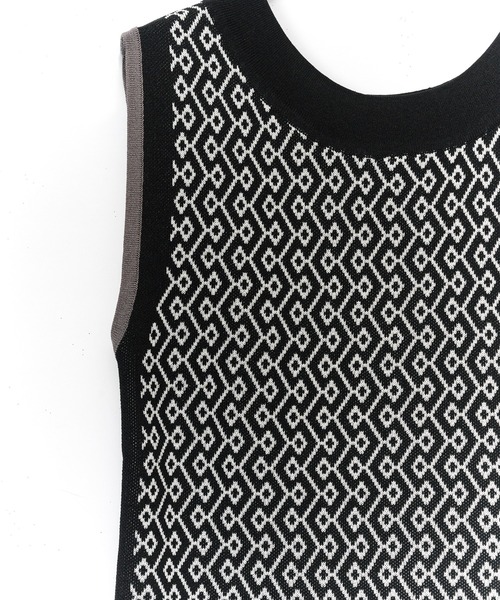 AULA AILA（アウラアイラ）の「2WAYジャガードスリーブレスニット（ベスト・レディース・レッド/ブルー/パープル/ブラック・0）」の5枚目の写真