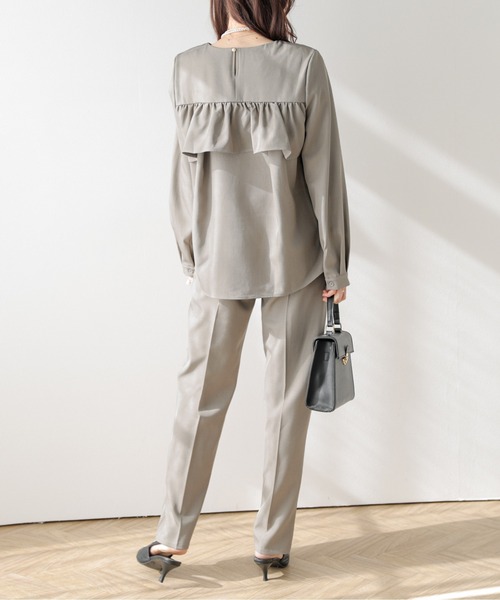 AMELY(エミリー)の「バックフリルブラウス&パンツ セットアップ(セットアップ・レディース・ベージュ/ネイビー/ベージュ系その他・L/M)」の6枚目の写真