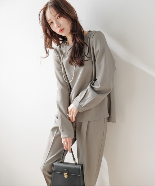 AMELY(エミリー)の「バックフリルブラウス&パンツ セットアップ(セットアップ・レディース・ベージュ/ネイビー/ベージュ系その他・L/M)」の4枚目の写真