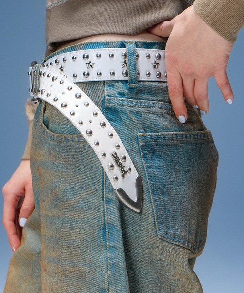 X-girl(エックスガール)の「STAR STUDDED FAUX LEATHER BELT(ベルト・レディース・ホワイト/ブラック・ONE SIZE)」の1枚目の写真