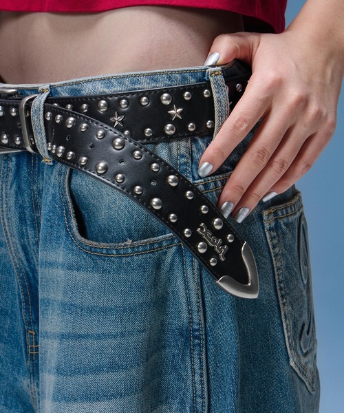 X-girl(エックスガール)の「STAR STUDDED FAUX LEATHER BELT(ベルト・レディース・ホワイト/ブラック・ONE SIZE)」の2枚目の写真