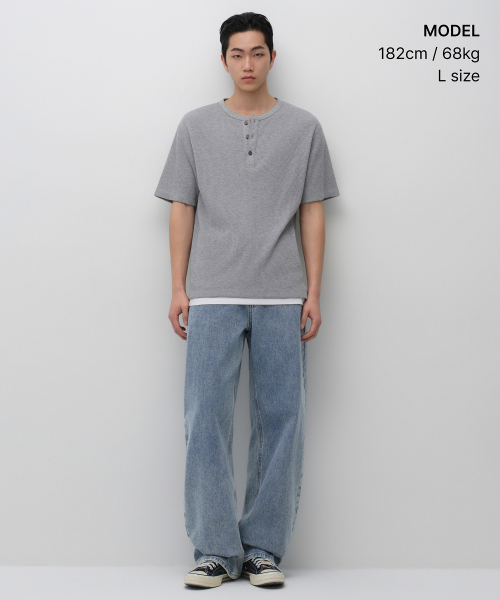 MUSINSA STANDARD（ムシンサスタンダード）の「ワッフルヘンリーネックTシャツ[ミディアムグレー]（Tシャツ/カットソー・メンズ・その他・2XL/3XL/MEDIUM/LARGE/X-LARGE/SMALL）」の2枚目の写真