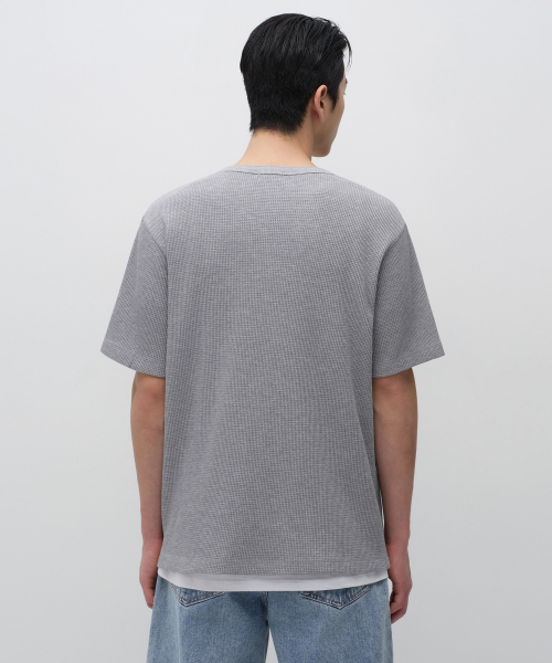 MUSINSA STANDARD（ムシンサスタンダード）の「ワッフルヘンリーネックTシャツ[ミディアムグレー]（Tシャツ/カットソー・メンズ・その他・2XL/3XL/MEDIUM/LARGE/X-LARGE/SMALL）」の3枚目の写真