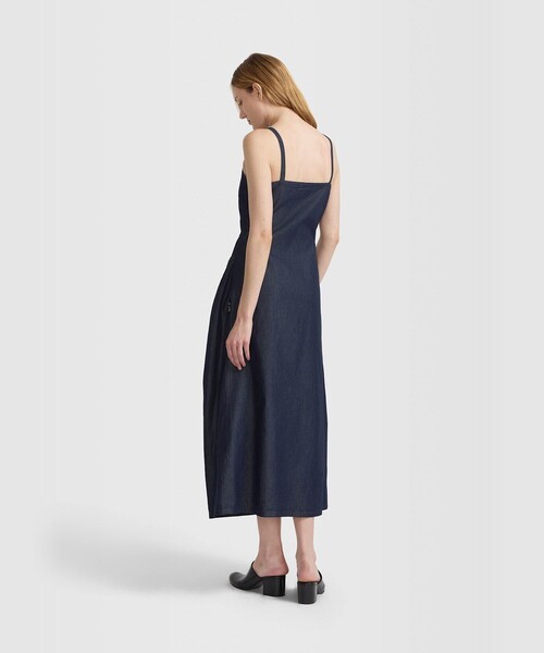 agnes b.(アニエスベー)の「デニム シャンブレー キャミソール ワンピース(ワンピース・レディース・ネイビー・40/38/36)」の3枚目の写真