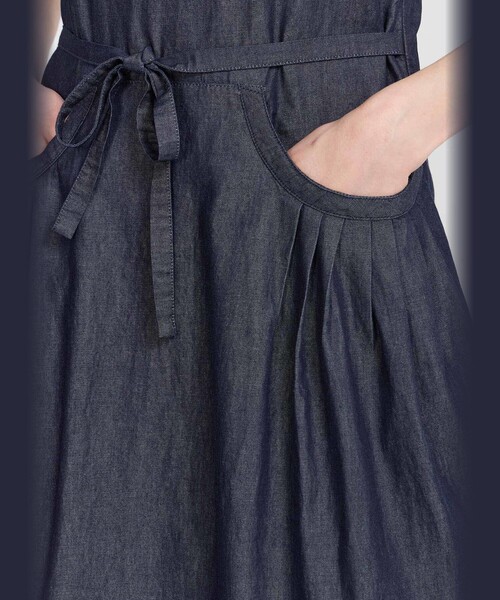 agnes b.(アニエスベー)の「デニム シャンブレー キャミソール ワンピース(ワンピース・レディース・ネイビー・40/38/36)」の5枚目の写真