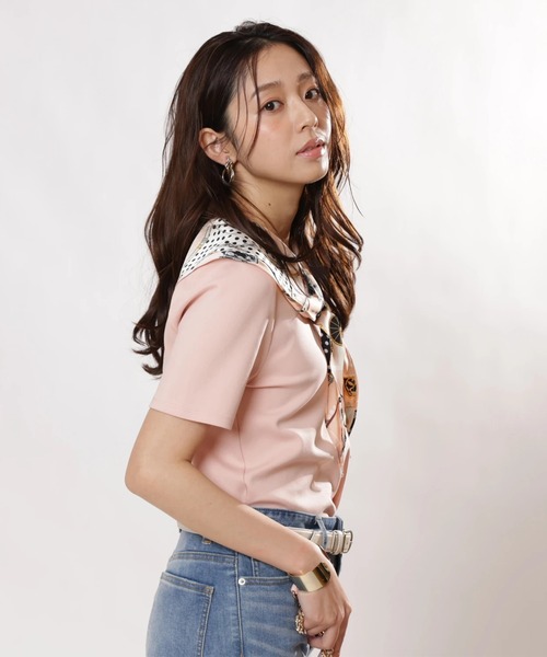 JUSGLITTY(ジャスグリッティー)の「スカーフ付きTシャツ(Tシャツ/カットソー・レディース・ブラック/ピンク/ホワイト・2)」の11枚目の写真