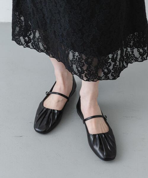 SENSE OF PLACE by URBAN RESEARCH（センスオブプレイスバイアーバンリサーチ）の「『抗菌/消臭』ギャザーフラットパンプス（パンプス・レディース・ブラック/アイボリー・MEDIUM/SMALL/LARGE）」の3枚目の写真