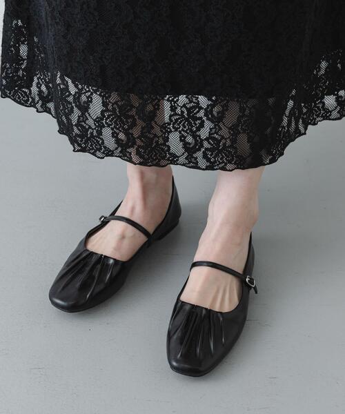 SENSE OF PLACE by URBAN RESEARCH（センスオブプレイスバイアーバンリサーチ）の「『抗菌/消臭』ギャザーフラットパンプス（パンプス・レディース・ブラック/アイボリー・MEDIUM/SMALL/LARGE）」の4枚目の写真