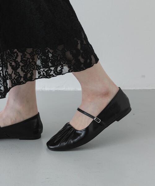 SENSE OF PLACE by URBAN RESEARCH（センスオブプレイスバイアーバンリサーチ）の「『抗菌/消臭』ギャザーフラットパンプス（パンプス・レディース・ブラック/アイボリー・MEDIUM/SMALL/LARGE）」の5枚目の写真