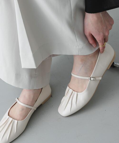 SENSE OF PLACE by URBAN RESEARCH（センスオブプレイスバイアーバンリサーチ）の「『抗菌/消臭』ギャザーフラットパンプス（パンプス・レディース・ブラック/アイボリー・MEDIUM/SMALL/LARGE）」の11枚目の写真