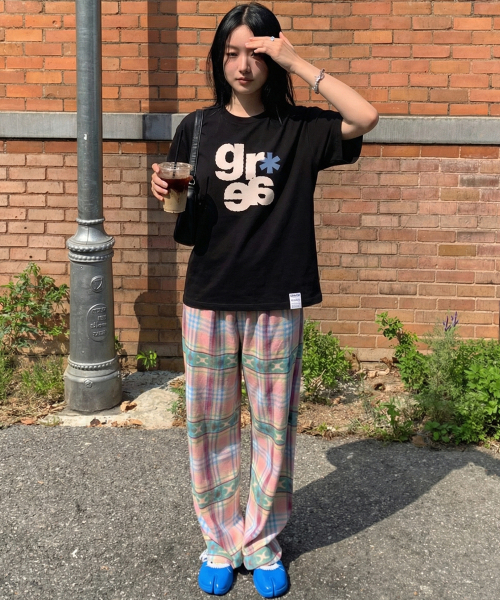 GRAVER（グレーバー）の「[ユニセックス]GRAE-S パステル半袖Tシャツ_3カラー（Tシャツ/カットソー・レディース・ブラック/チャコールグレー/ホワイト・LARGE/MEDIUM/SMALL）」の6枚目の写真