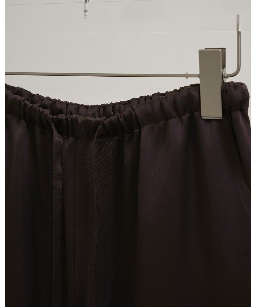 TODAYFUL(トゥデイフル)の「TODAYFUL Satin Easy Pants(その他パンツ・レディース・オフホワイト/ブラック/ダークブラウン・36/38)」の5枚目の写真