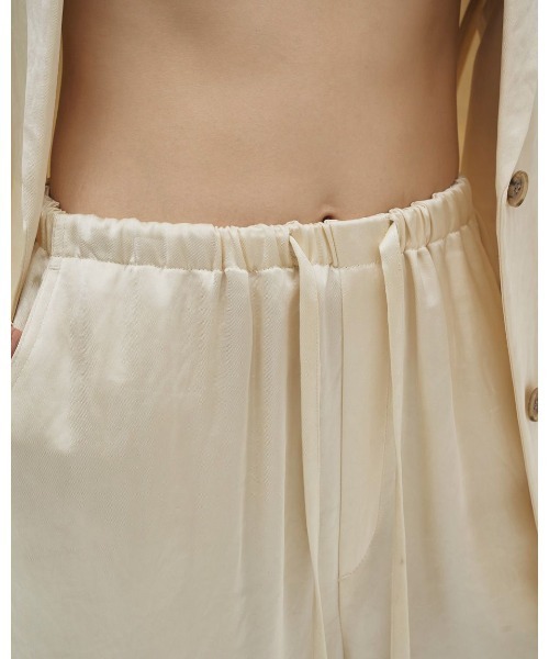 TODAYFUL(トゥデイフル)の「TODAYFUL Satin Easy Pants(その他パンツ・レディース・オフホワイト/ブラック/ダークブラウン・36/38)」の8枚目の写真