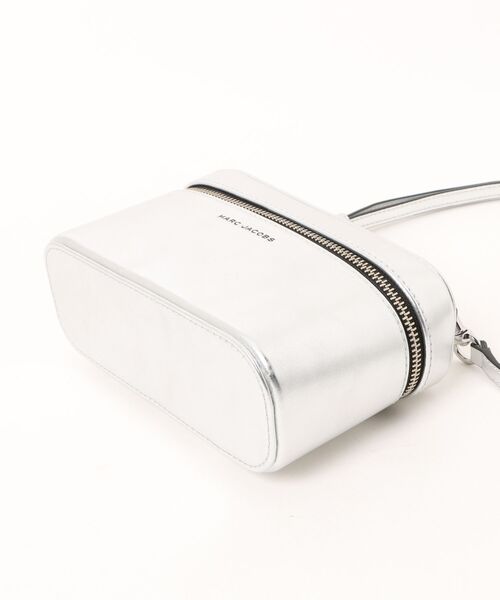 MARC JACOBS（マークジェイコブス）の「【NEW】SCENE VANITY BAG IN METALLIC/シーン バニティ バッグ メタリック（ショルダーバッグ・レディース・シルバー・ONE SIZE）」の2枚目の写真