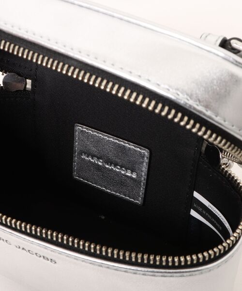 MARC JACOBS（マークジェイコブス）の「【NEW】SCENE VANITY BAG IN METALLIC/シーン バニティ バッグ メタリック（ショルダーバッグ・レディース・シルバー・ONE SIZE）」の3枚目の写真