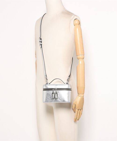 MARC JACOBS（マークジェイコブス）の「【NEW】SCENE VANITY BAG IN METALLIC/シーン バニティ バッグ メタリック（ショルダーバッグ・レディース・シルバー・ONE SIZE）」の4枚目の写真