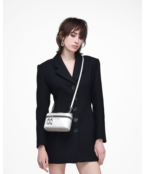 MARC JACOBS（マークジェイコブス）の「【NEW】SCENE VANITY BAG IN METALLIC/シーン バニティ バッグ メタリック（ショルダーバッグ・レディース・シルバー・ONE SIZE）」の5枚目の写真