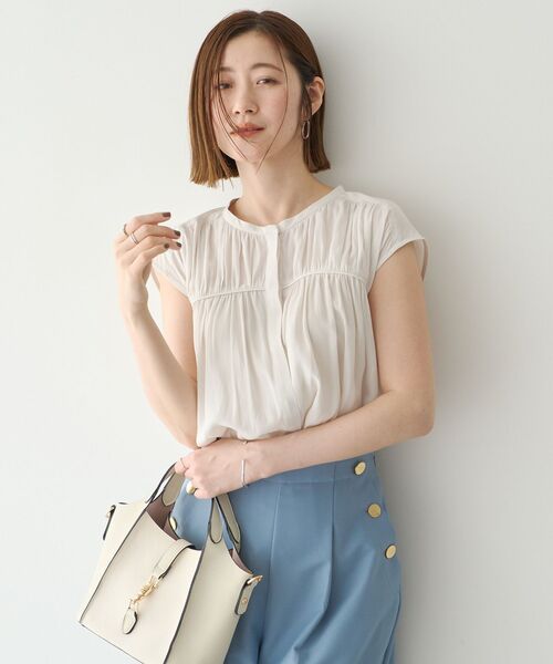 YECCA VECCA(イェッカヴェッカ)の「【接触冷感】フレンチスリーブギャザーブラウス(シャツ/ブラウス・レディース・オフホワイト/イエロー/ネイビー/ストライプ・FREE)」の1枚目の写真