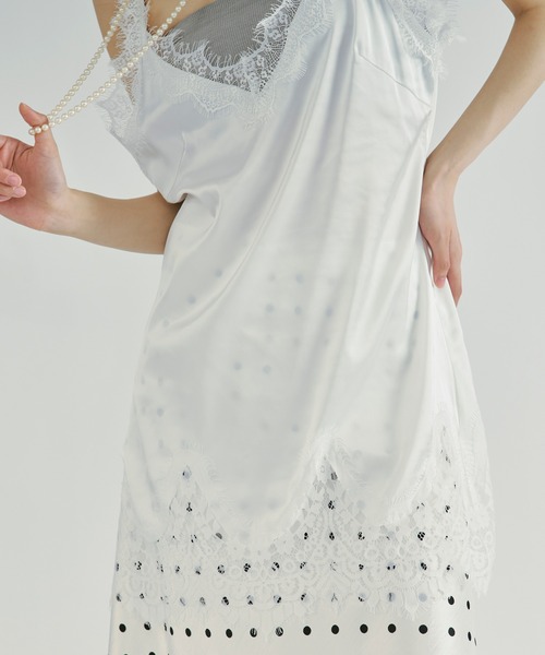 Ezick(エジック)の「Lace trim satin camisole/レースサテンキャミソール(キャミソール・レディース・ブラック/オフホワイト・FREE)」の14枚目の写真