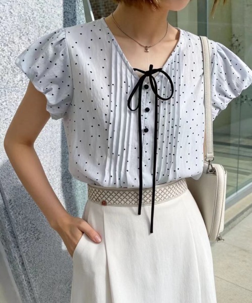 AMAJI(アマジ)の「ドット柄 シャーリング リボン付き ブラウス(シャツ/ブラウス・レディース・ホワイト/ライトブルー・FREE)」の2枚目の写真