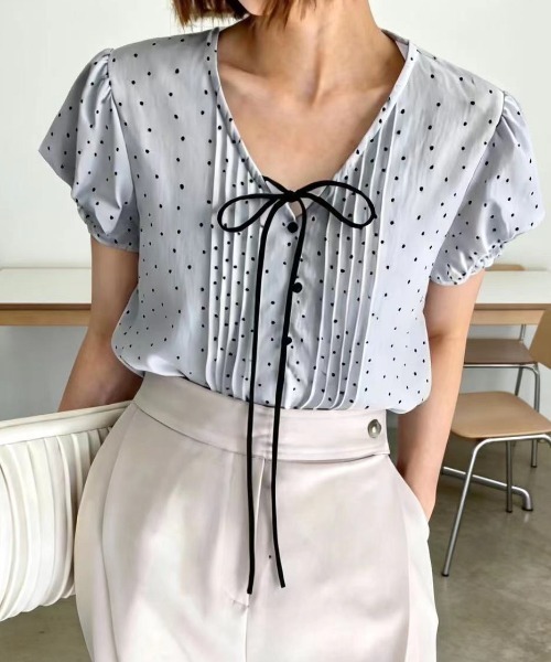 AMAJI(アマジ)の「ドット柄 シャーリング リボン付き ブラウス(シャツ/ブラウス・レディース・ホワイト/ライトブルー・FREE)」の4枚目の写真