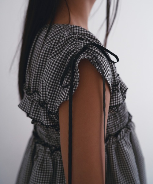 SOEMIN(ソミン)の「Shirred ribbon blouse/シャーリングリボンノースリーブブラウス(シャツ/ブラウス・レディース・ホワイト/チェック/ブラック・FREE)」の8枚目の写真