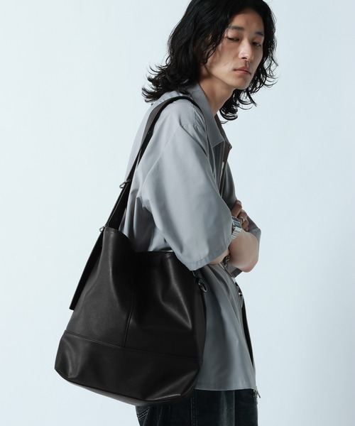 RAGEBLUE(レイジブルー)の「Synthetic Leather D-Ring Shoulder Tote Bag/シンセティックレザーDリングショルダートートバッグ(ショルダーバッグ・メンズ・ブラック・FREE)」の2枚目の写真