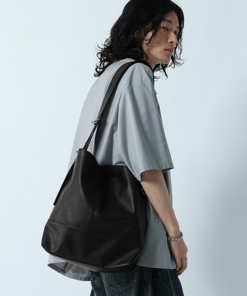 RAGEBLUE(レイジブルー)の「Synthetic Leather D-Ring Shoulder Tote Bag/シンセティックレザーDリングショルダートートバッグ(ショルダーバッグ・メンズ・ブラック・FREE)」の3枚目の写真