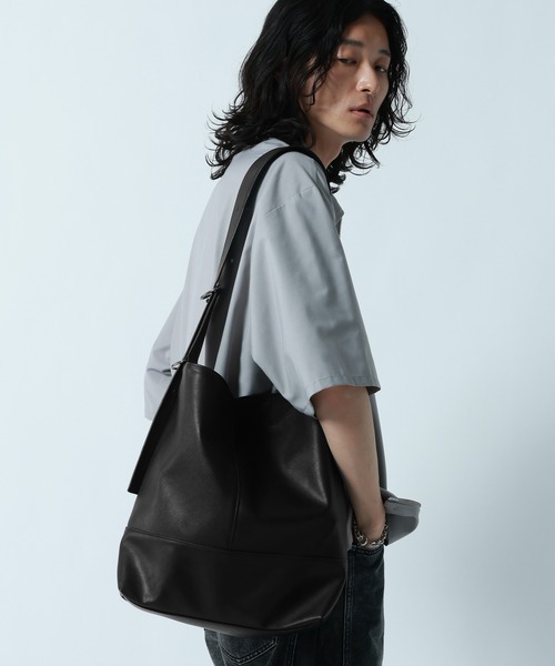 RAGEBLUE(レイジブルー)の「Synthetic Leather D-Ring Shoulder Tote Bag/シンセティックレザーDリングショルダートートバッグ(ショルダーバッグ・メンズ・ブラック・FREE)」の4枚目の写真