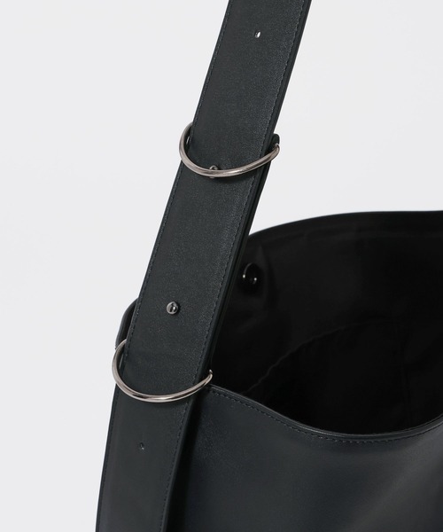 RAGEBLUE(レイジブルー)の「Synthetic Leather D-Ring Shoulder Tote Bag/シンセティックレザーDリングショルダートートバッグ(ショルダーバッグ・メンズ・ブラック・FREE)」の9枚目の写真